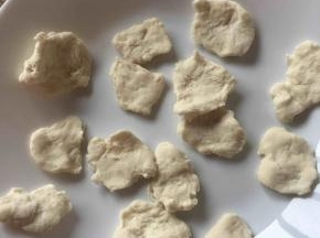 把面团揪成个面疙瘩。