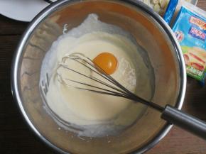 加入蛋黄，搅拌均匀