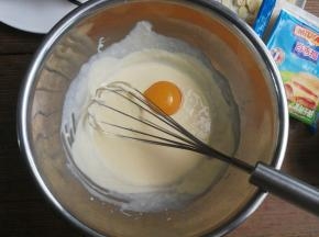 加入蛋黄，搅拌均匀