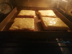 烤箱预热后，送入烘烤，180度10分钟左右，表面上色呈现虎皮纹即可