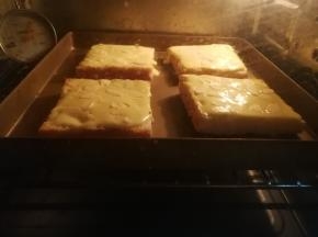 烤箱预热后，送入烘烤，180度10分钟左右，表面上色呈现虎皮纹即可