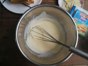 隔热水搅拌，直至芝士片融化，与奶油混合均匀