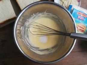 加入少许砂糖，搅拌至砂糖融化