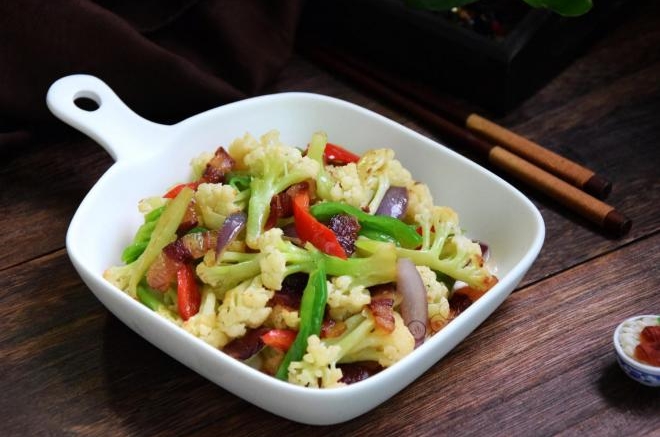 腊肉炒菜花