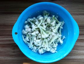 菜花切小朵用淡盐水浸泡10分钟捞出沥干