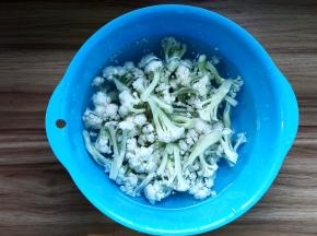 菜花切小朵用淡盐水浸泡10分钟捞出沥干