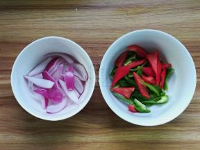 青红椒、洋葱分别切菱形小块