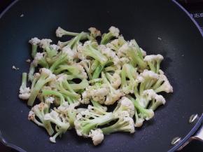 热油锅，放入花菜煸炒至微焦黄出锅待用