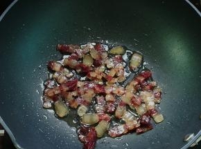 放入腊肉炒至透明，加少许料酒