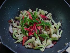 加入彩椒炒匀，再加盐调味就可以出锅