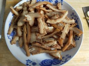 准备卤牛肚，切丝。