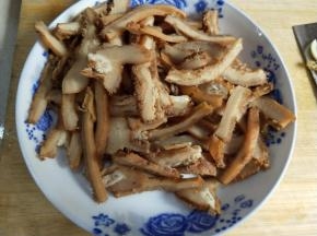 准备卤牛肚，切丝。