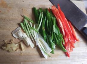 青椒，红椒，蒜苗生姜切丝，大蒜切片。