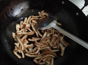 生姜爆香，放入牛肚。