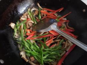 放入青椒，红椒翻炒。