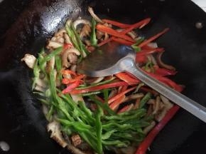 放入青椒，红椒翻炒。