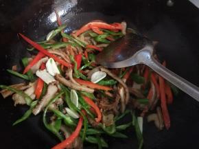 放大蒜，生抽，蚝油，料酒，翻炒。