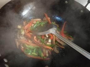 放一点点清水，翻炒。