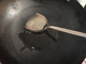 锅内放油，烧热。