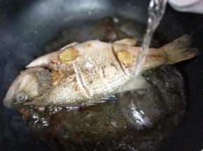 加入清水，没过鲈鱼。