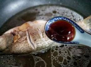 加入耗油，大火烧开，转中小火10分钟。