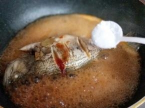 按个人口味放入盐。