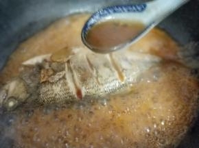 大火收汤汁，用勺子盛汤汁往鱼身上淋，直至汤汁收浓。留少许汤汁。