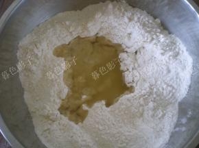 面，油，糖倒在装面粉的容器里