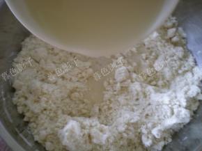 酵母粉事先用温水溶化，酵母粉倒进面粉里