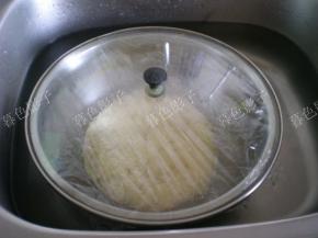 揉成光滑的面团，密封发酵。大约90分钟左右