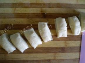 发酵的面排气，分成大小一样的麻花面胚