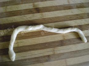 把面胚搓成细细的面条搓上劲