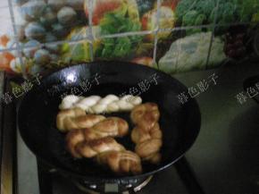 下锅的时候用手抻一下麻花，小火炸油温不要太高了。