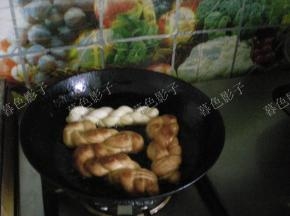 下锅的时候用手抻一下麻花，小火炸油温不要太高了。