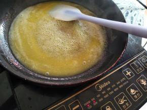 黄油放入平底锅融化