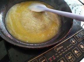 黄油放入平底锅融化
