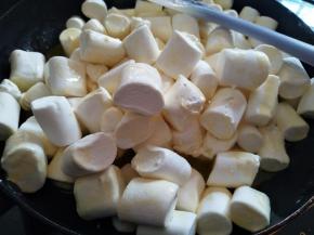 棉花糖放入平底锅