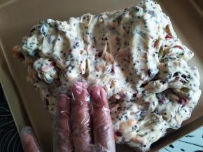 倒入烤盘，戴手套折叠几次