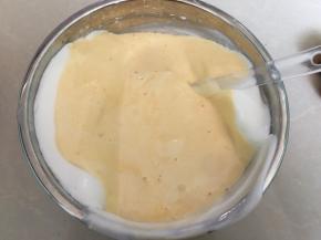 然后将划拌均匀的蛋糕糊倒入蛋白霜里用刮刀划拌均匀