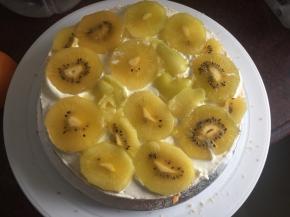 然后在蛋糕片上抹上一层打发好的奶油，再放入切片的奇异果