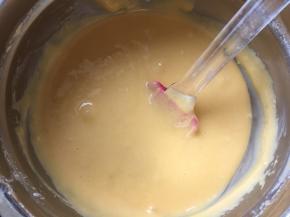 再加入低筋面粉用刮刀搅拌均匀