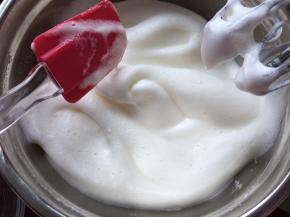 容器壁的蛋白霜也要用刮刀刮入打发至硬性发泡