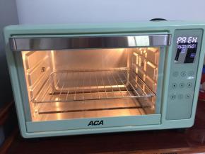 ACA烤箱特别好用，智能预热，智能选择，只需触屏按键操作起来即可