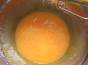 蛋黄加入植物油打至发白