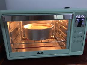 然后放入预热好的烤箱中层，150摄氏度上下火40分钟