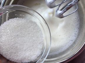 再分三次加入白砂糖用打蛋器打发