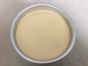 将拌好的蛋糕糊距离20厘米倒入模具中，震泡两次