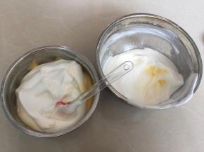 然后取1/2蛋白霜到蛋黄糊中用刮刀划拌均匀