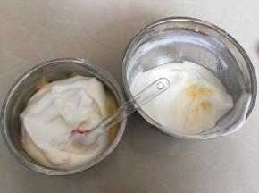 然后取1/2蛋白霜到蛋黄糊中用刮刀划拌均匀