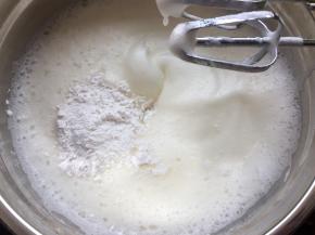 最后一次加入白砂糖连同淀粉一起加入